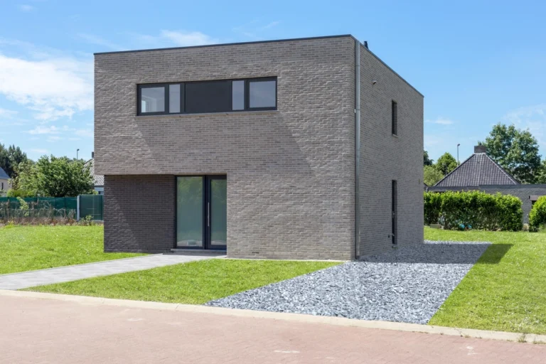 Casa moderna pequeña de ladrillo con jardín