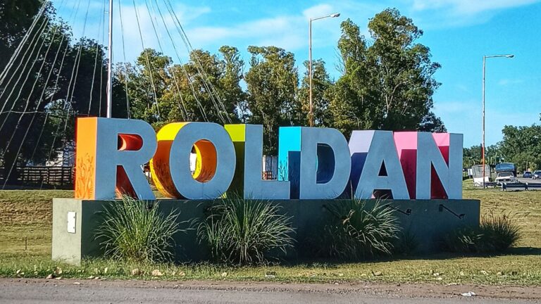 Cartel con el nombre de la ciudad de Roldán, provincia de Santa Fe