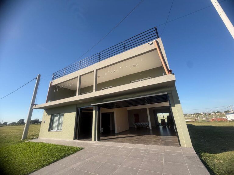 Casa moderna de dos plantas en venta en Arroyo Seco