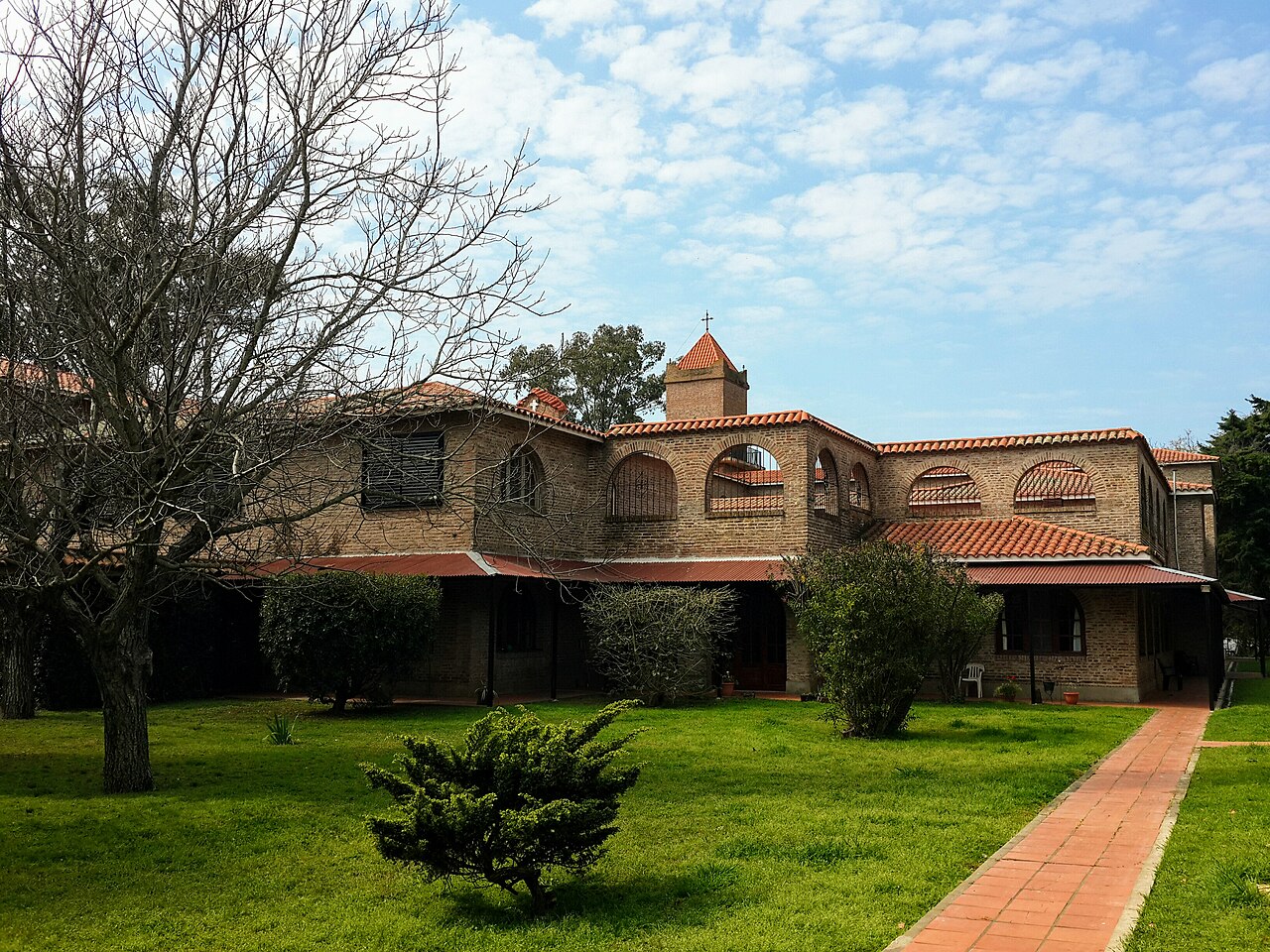 Edificio histórico de ladrillo con torre en Pueblo Esther, Santa Fe