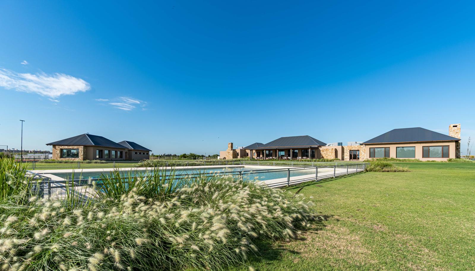 Club house del barrio privado La Finca, en Funes