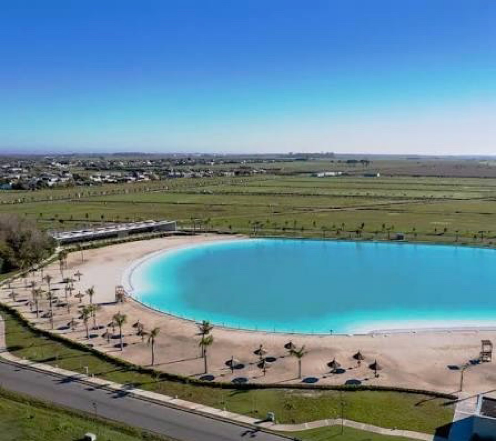 Laguna cristalina del barrio Vida Lagoon, en Funes