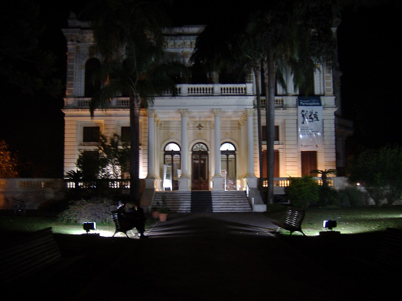 Fachada de Villa Hortensia iluminada de noche, sede del Centro Municipal de Distrito Norte en Alberdi, Rosario